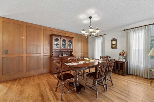 455 24 Avenue Ne, Calgary, AB - Indoor Photo Showing Dining Room