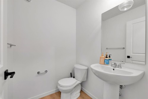 179 Willow Place, Cochrane, AB - Indoor Photo Showing Bathroom