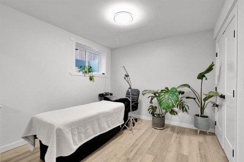 179 Willow Place, Cochrane, AB - Indoor Photo Showing Bedroom