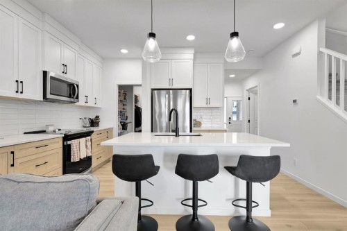 179 Willow Place, Cochrane, AB - Indoor Photo Showing Kitchen With Stainless Steel Kitchen With Upgraded Kitchen