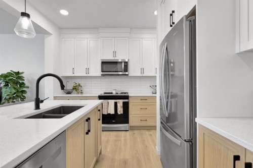 179 Willow Place, Cochrane, AB - Indoor Photo Showing Kitchen With Stainless Steel Kitchen With Double Sink With Upgraded Kitchen