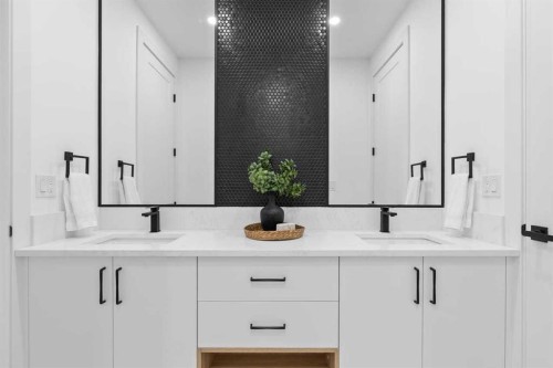 407 Patterson Boulevard Sw, Calgary, AB - Indoor Photo Showing Bathroom