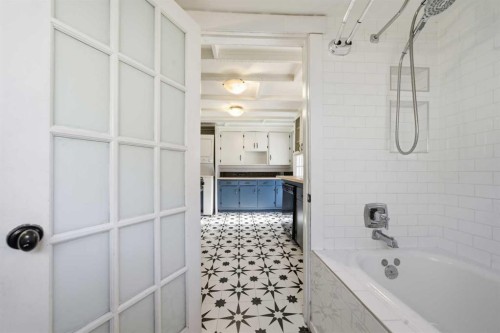 1529 27 Avenue Sw, Calgary, AB - Indoor Photo Showing Bathroom