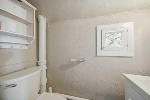 1529 27 Avenue Sw, Calgary, AB - Indoor Photo Showing Bathroom