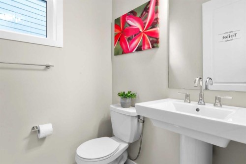 29 Magnolia Manor Se, Calgary, AB - Indoor Photo Showing Bathroom