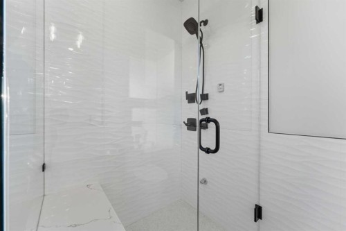 631 55 Avenue Sw, Calgary, AB - Indoor Photo Showing Bathroom