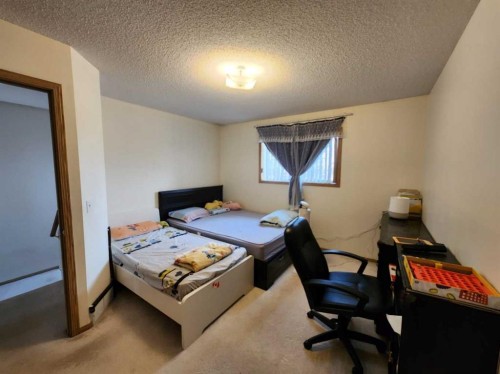 9 Country Hills Rise Nw, Calgary, AB - Indoor Photo Showing Bedroom