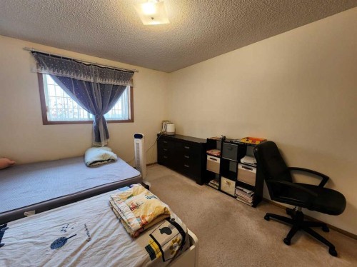 9 Country Hills Rise Nw, Calgary, AB - Indoor Photo Showing Bedroom