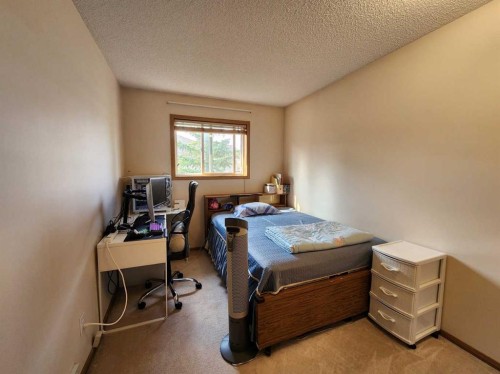 9 Country Hills Rise Nw, Calgary, AB - Indoor Photo Showing Bedroom