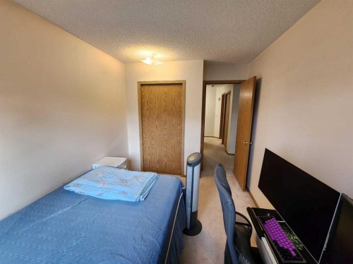 9 Country Hills Rise Nw, Calgary, AB - Indoor Photo Showing Bedroom