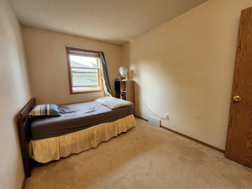 9 Country Hills Rise Nw, Calgary, AB - Indoor Photo Showing Bedroom