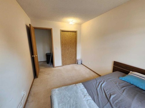9 Country Hills Rise Nw, Calgary, AB - Indoor Photo Showing Bedroom