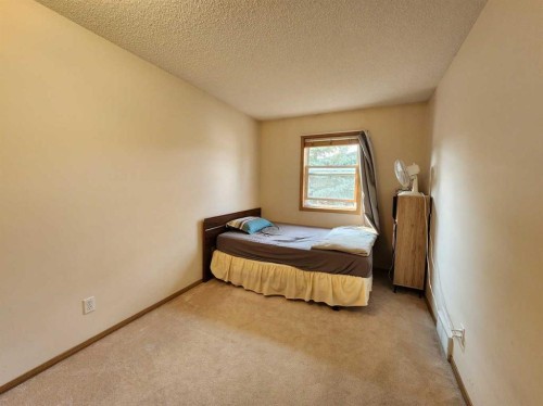 9 Country Hills Rise Nw, Calgary, AB - Indoor Photo Showing Bedroom