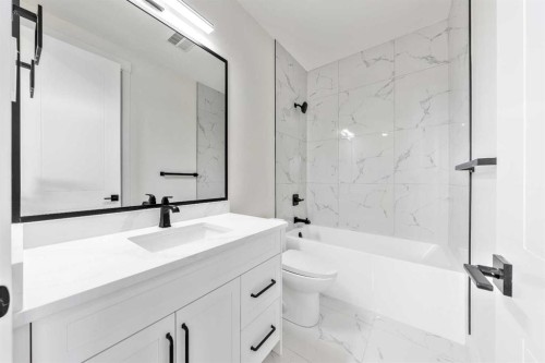 1417 42 Street Sw, Calgary, AB - Indoor Photo Showing Bathroom