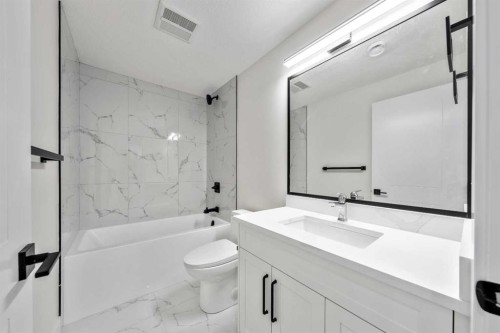 1417 42 Street Sw, Calgary, AB - Indoor Photo Showing Bathroom