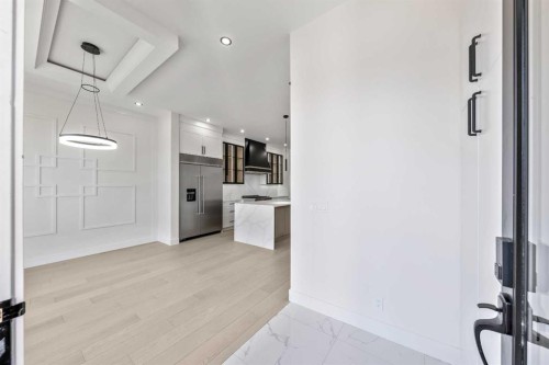 1417 42 Street Sw, Calgary, AB - Indoor Photo Showing Kitchen