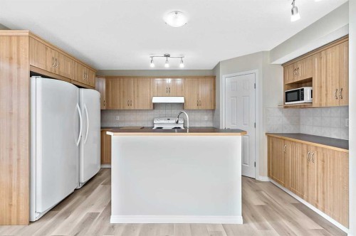 216 West Creek Close, Chestermere, AB - Indoor Photo Showing Kitchen