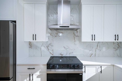 78 Corner Glen Grove Ne, Calgary, AB - Indoor Photo Showing Kitchen