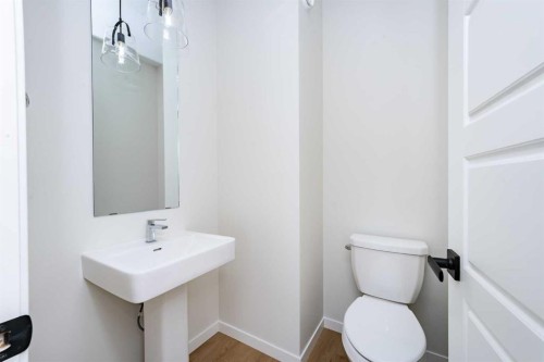 78 Corner Glen Grove Ne, Calgary, AB - Indoor Photo Showing Bathroom