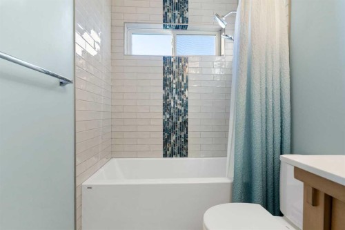 165 Quigley Drive, Cochrane, AB - Indoor Photo Showing Bathroom