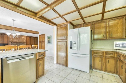 77 Edgewood Rise Nw, Calgary, AB - Indoor Photo Showing Kitchen
