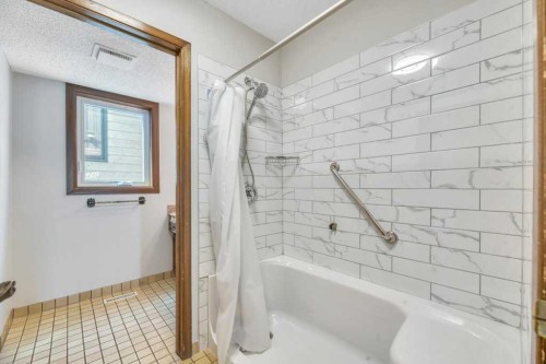 77 Edgewood Rise Nw, Calgary, AB - Indoor Photo Showing Bathroom