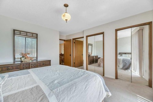77 Edgewood Rise Nw, Calgary, AB - Indoor Photo Showing Bedroom