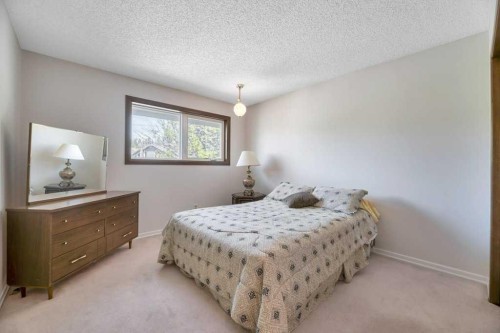 77 Edgewood Rise Nw, Calgary, AB - Indoor Photo Showing Bedroom