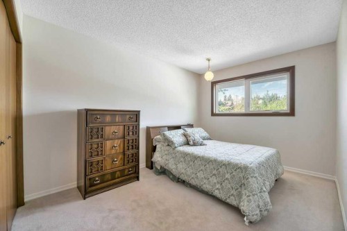 77 Edgewood Rise Nw, Calgary, AB - Indoor Photo Showing Bedroom