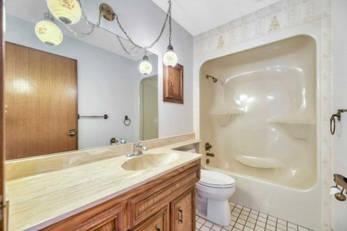 77 Edgewood Rise Nw, Calgary, AB - Indoor Photo Showing Bathroom