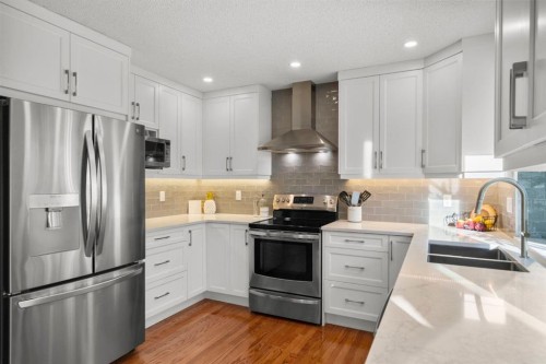 16 Woodacres Drive Sw, Calgary, AB - Indoor Photo Showing Kitchen With Double Sink With Upgraded Kitchen