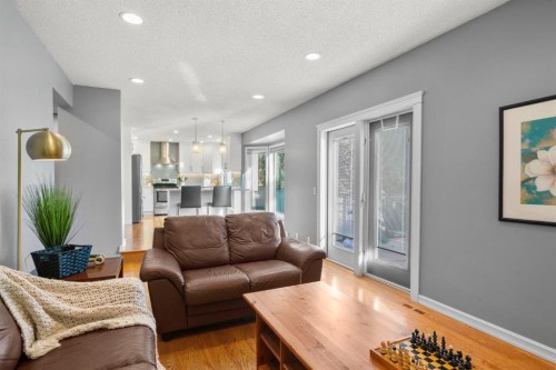 16 Woodacres Drive Sw, Calgary, AB - Indoor Photo Showing Living Room