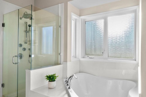 16 Woodacres Drive Sw, Calgary, AB - Indoor Photo Showing Bathroom