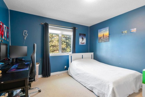 16 Woodacres Drive Sw, Calgary, AB - Indoor Photo Showing Bedroom