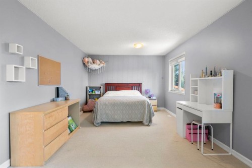 16 Woodacres Drive Sw, Calgary, AB - Indoor Photo Showing Bedroom