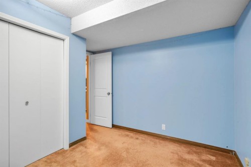 16 Woodacres Drive Sw, Calgary, AB - Indoor Photo Showing Other Room