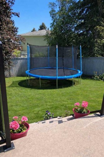 16 Woodacres Drive Sw, Calgary, AB - Outdoor With Backyard