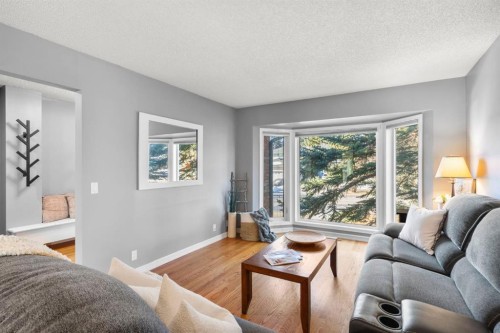 16 Woodacres Drive Sw, Calgary, AB - Indoor Photo Showing Living Room