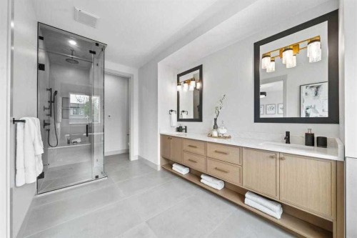 2533 2 Avenue Nw, Calgary, AB - Indoor Photo Showing Bathroom