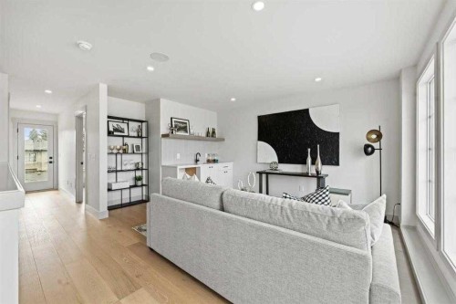 2533 2 Avenue Nw, Calgary, AB - Indoor Photo Showing Other Room