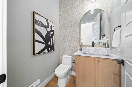 2533 2 Avenue Nw, Calgary, AB - Indoor Photo Showing Bathroom