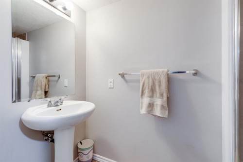 504-620 Luxstone Landing Sw, Airdrie, AB - Indoor Photo Showing Bathroom