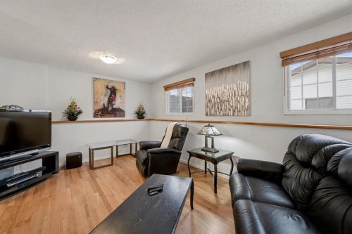 34 Woodglen Crescent Sw, Calgary, AB - Indoor Photo Showing Living Room