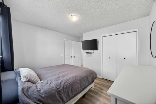 98 Ranch Glen Drive Nw, Calgary, AB - Indoor Photo Showing Bedroom