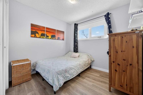98 Ranch Glen Drive Nw, Calgary, AB - Indoor Photo Showing Bedroom