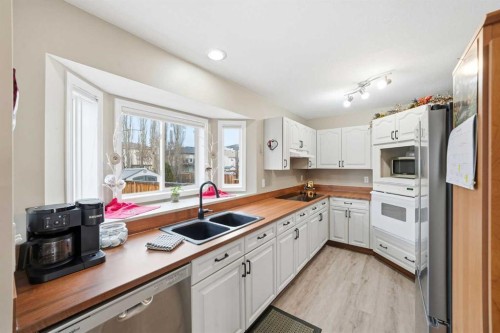 302 Strathaven Drive, Strathmore, AB - Indoor Photo Showing Kitchen With Double Sink