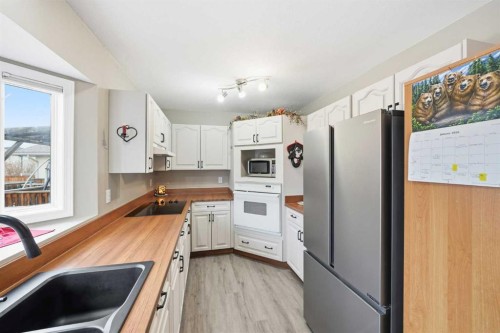 302 Strathaven Drive, Strathmore, AB - Indoor Photo Showing Kitchen