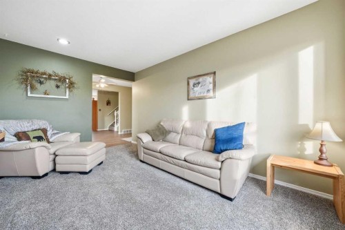302 Strathaven Drive, Strathmore, AB - Indoor Photo Showing Living Room
