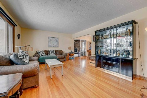 1455 Russell Road Ne, Calgary, AB - Indoor Photo Showing Living Room