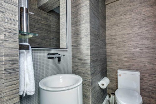 530 Crescent Road Nw, Calgary, AB - Indoor Photo Showing Bathroom